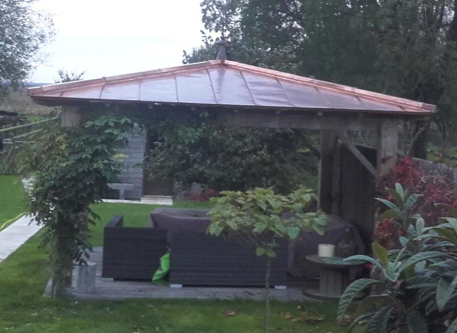 Couverture d'un kiosque de jardin en cuivre joint debout