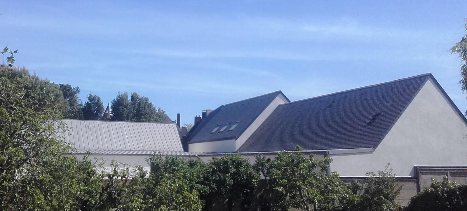 Piriac sur mer - Construction Maison de l'enfance - Secteur Bâtiment de France - Couverture ardoises naturelles 390 m² et zinc joint debout 336 m² -  Atelier Vignault et Faure Architecte Nantes -Chantier Public