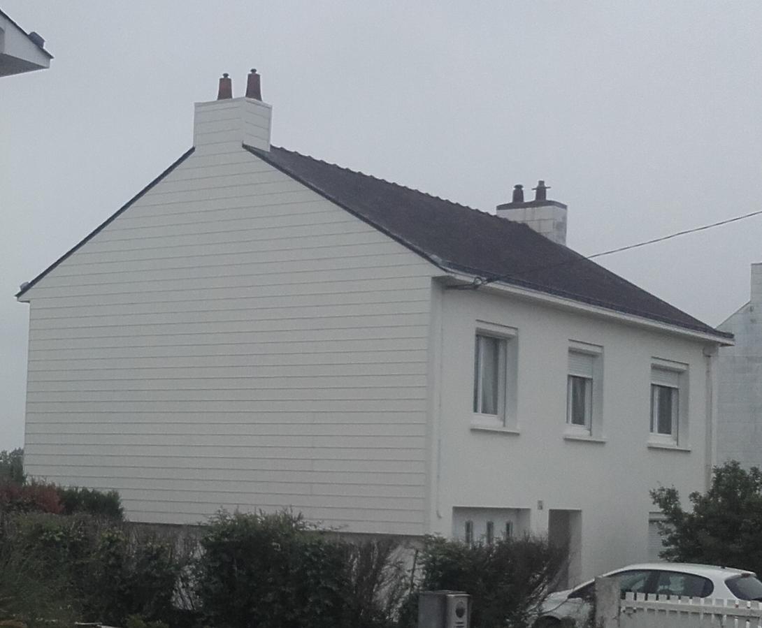 St Malo de Guersac - Bardage pignon isolé - Lames PVC blanc imitation bois et bardage cheminée - Chantier RGE