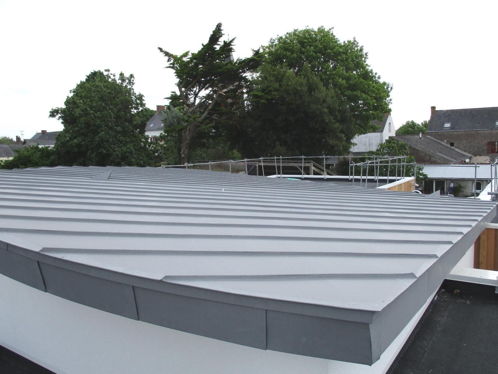 La Madeleine de Guérande - Extension Ecole St Joseph - Couverture et habillage sous-face  auvent entrée zinc joint debout - Atelier Absis Architecte Pornichet