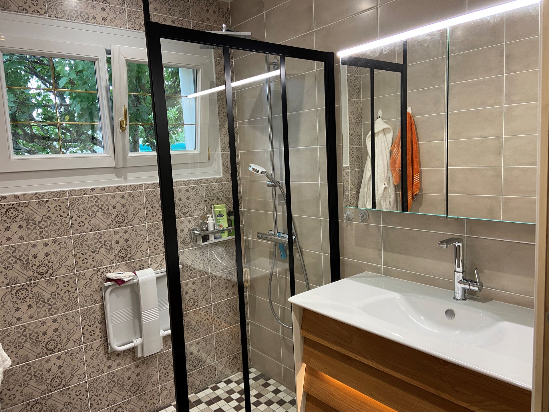 Douche dans une salle de bains rénovée