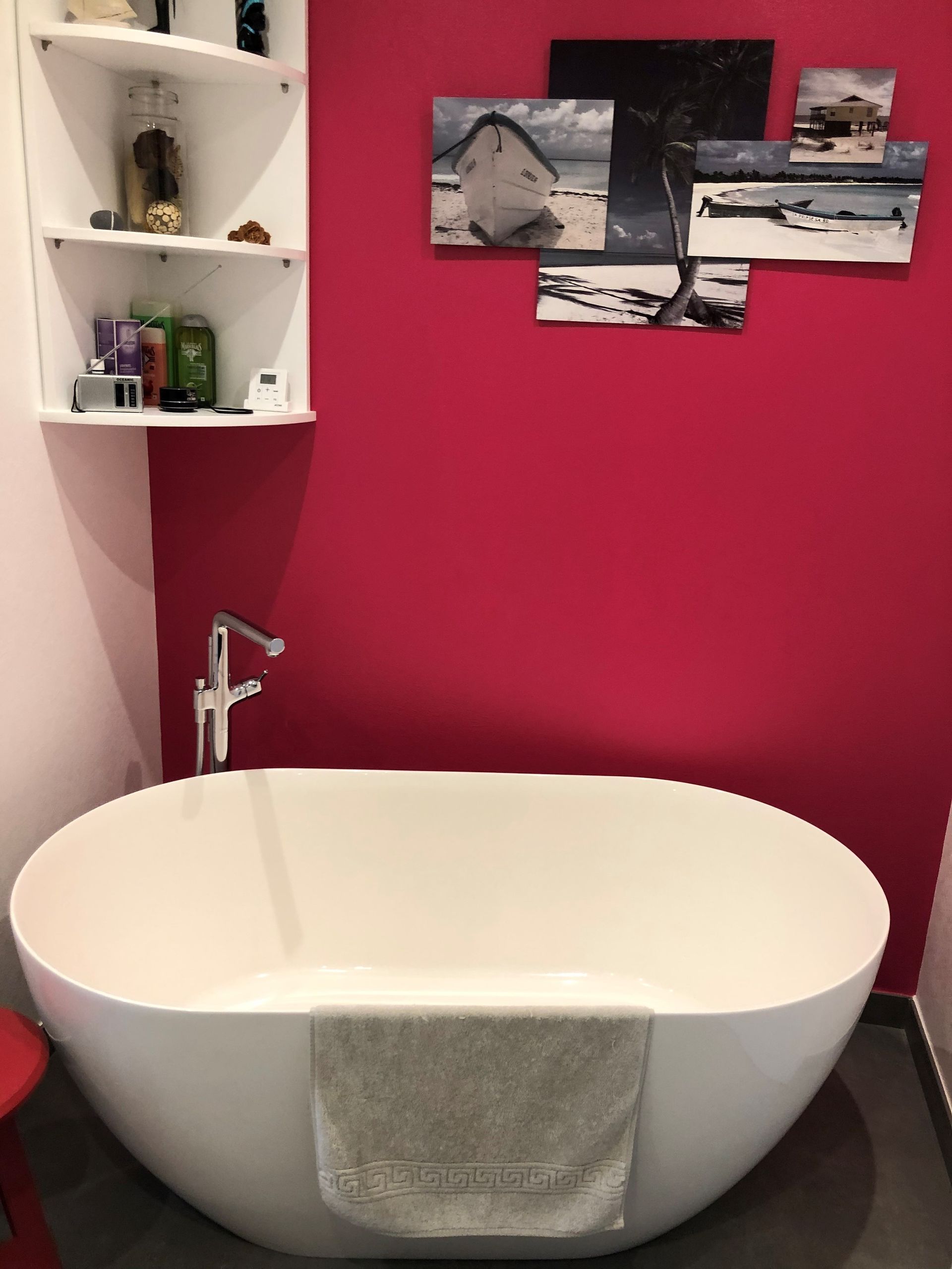 Baignoire devant un mur rose