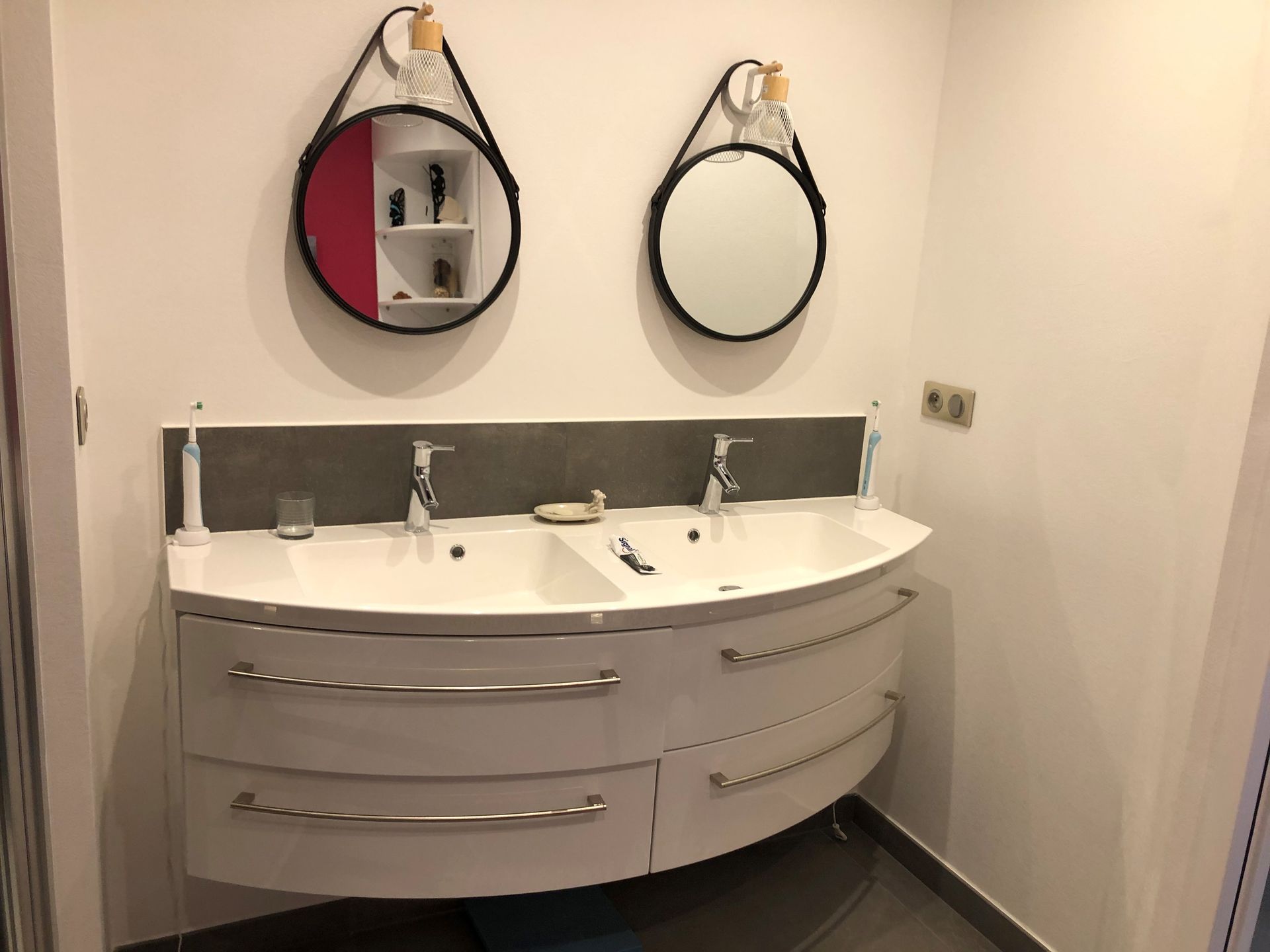 Double vasque blanc avec miroirs