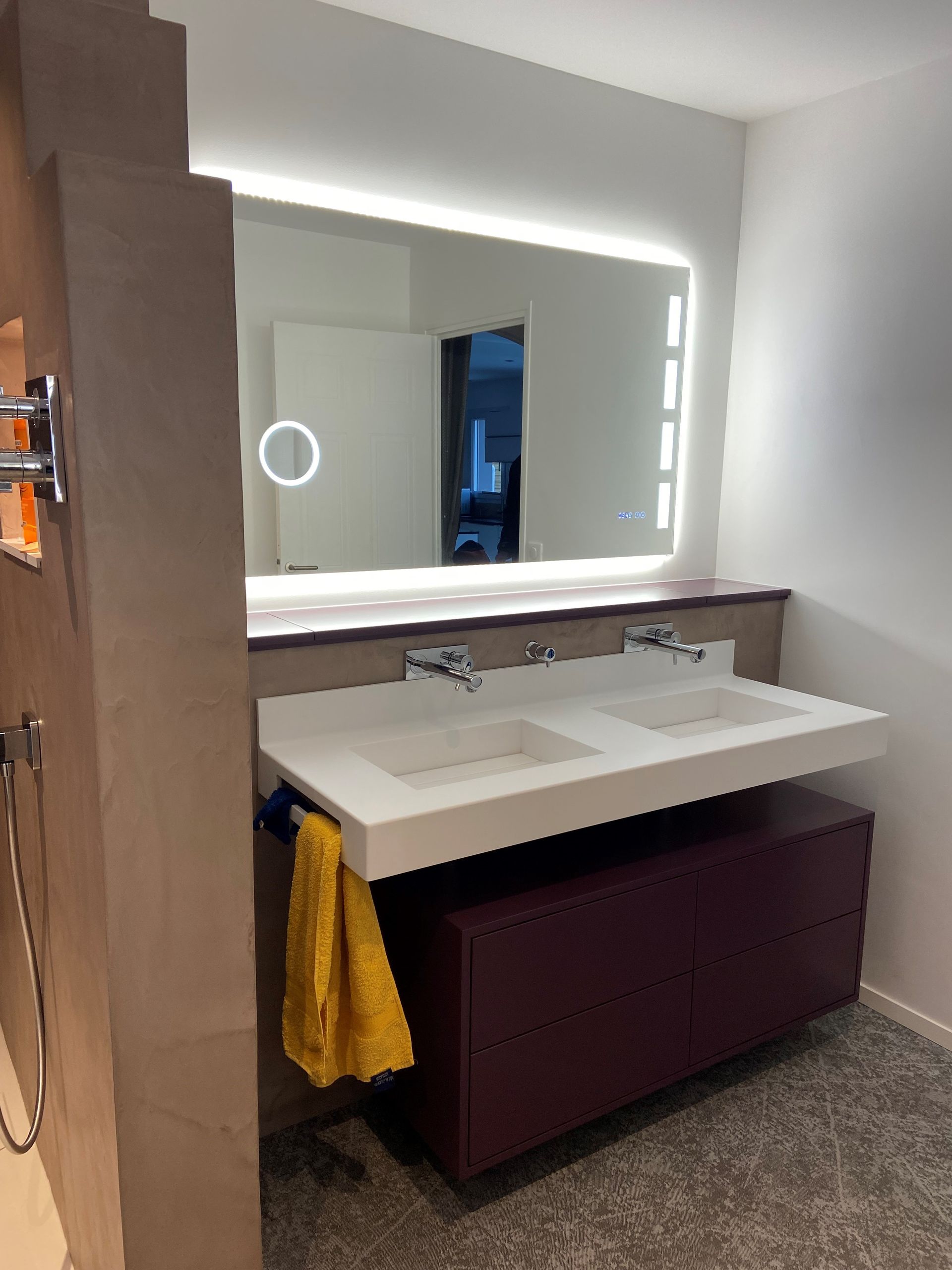 Douche avec mur séparateur et double vasque