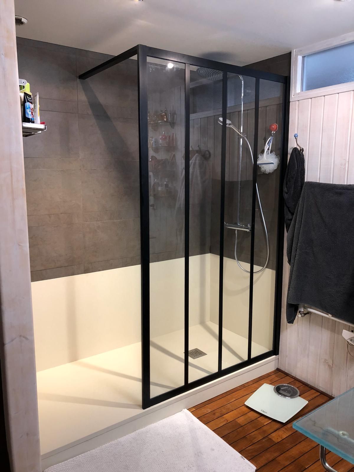 Paroi de douche noire et verre