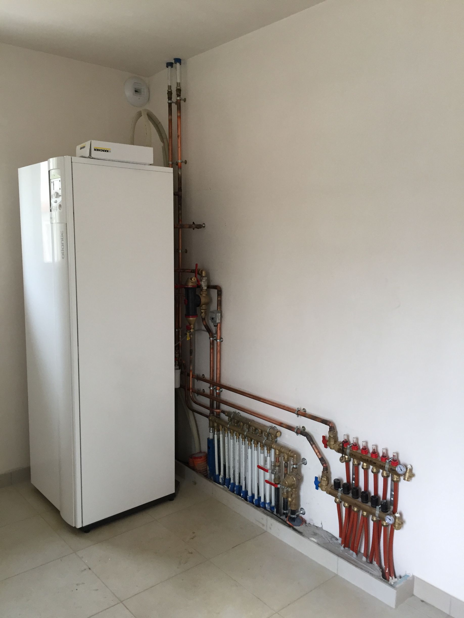 Chauffe-eau avec tuyaux en cuivre