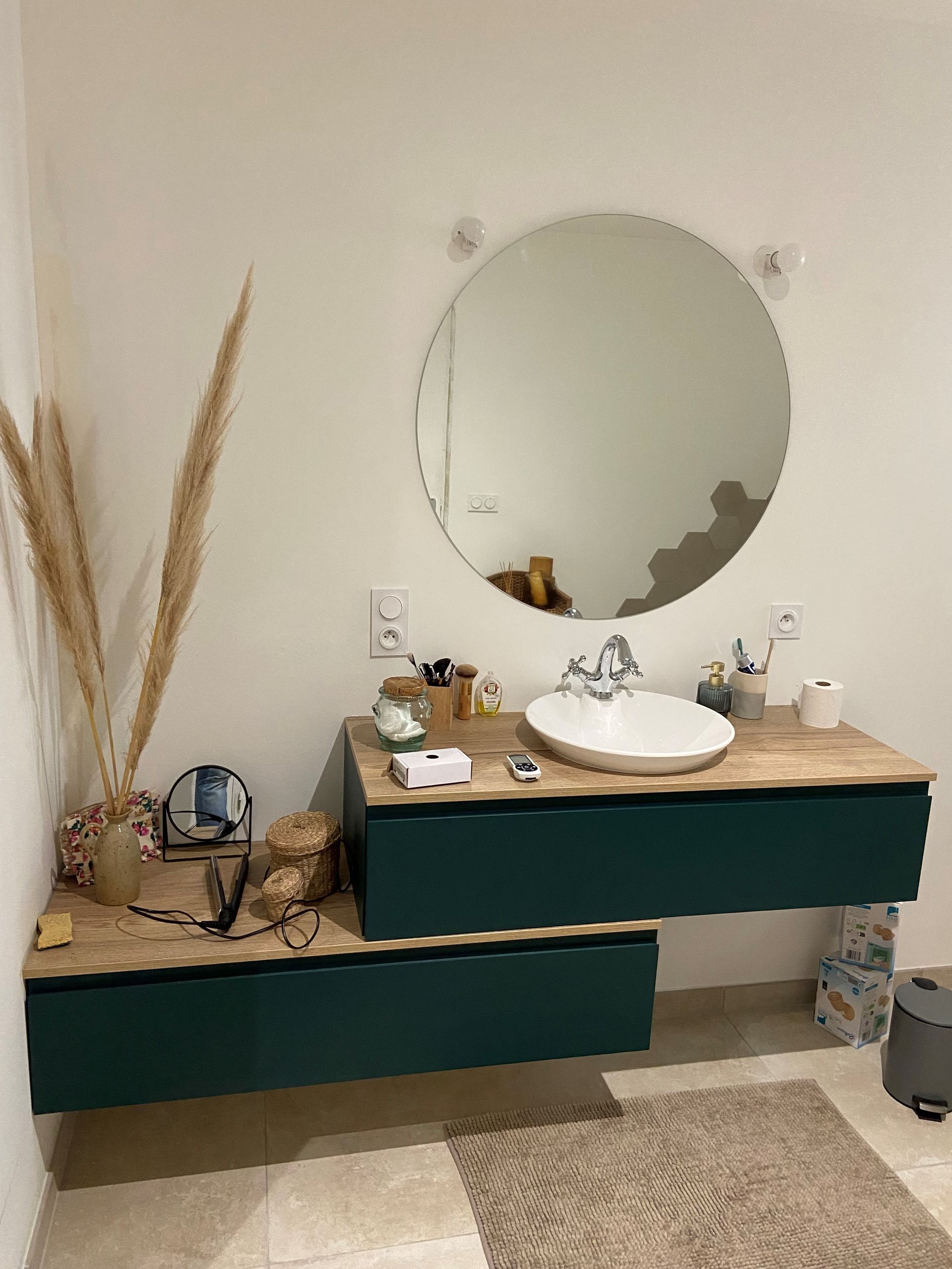 Meuble de salle de bains avec décoration