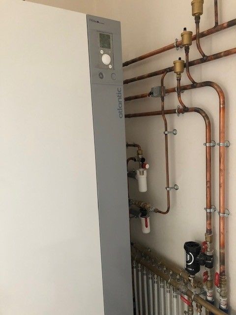 Tuyaux de cuivre sur un mur