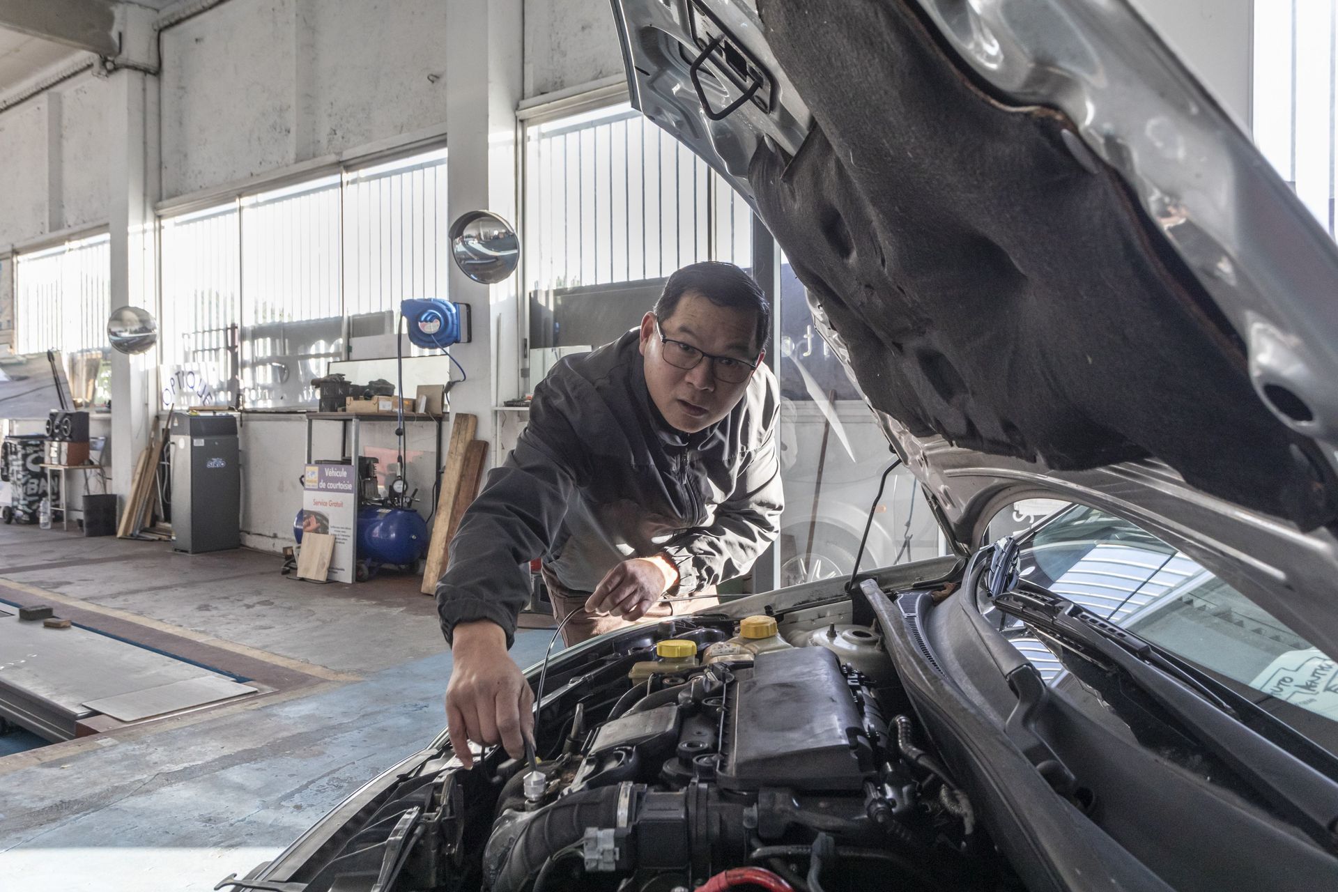 M. Nguyen vérifie le moteur