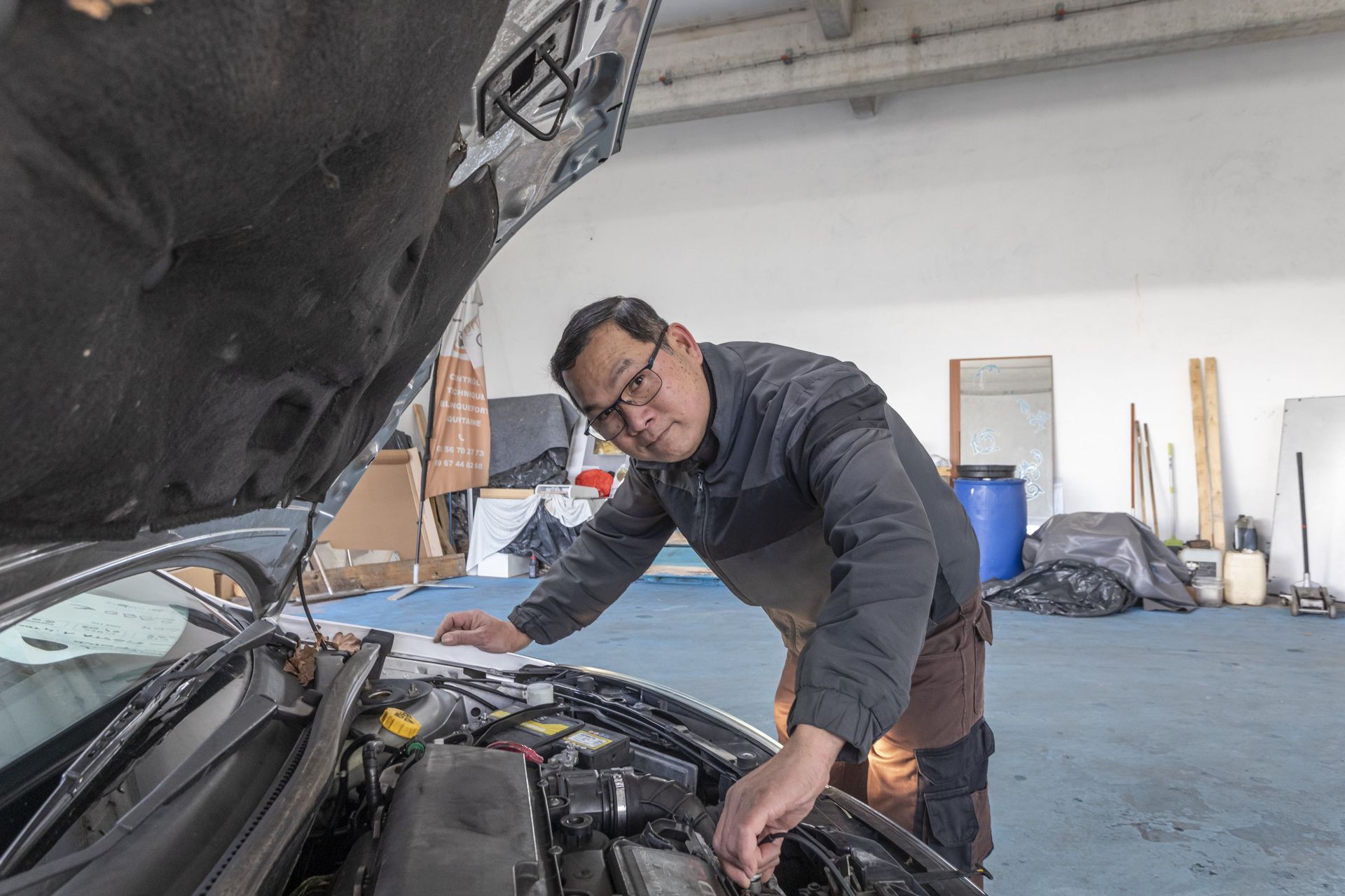 M. Nguyen dans son centre auto