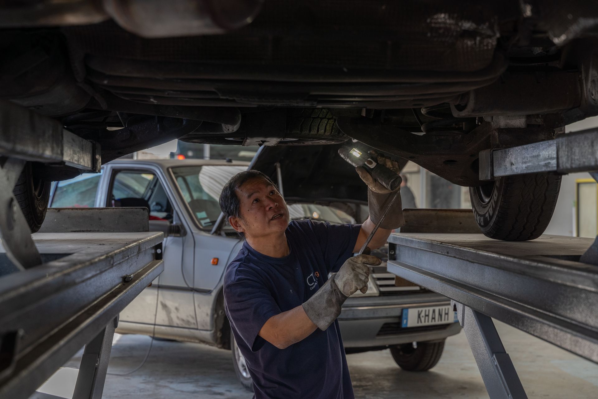 M. Nguyen sous la voiture