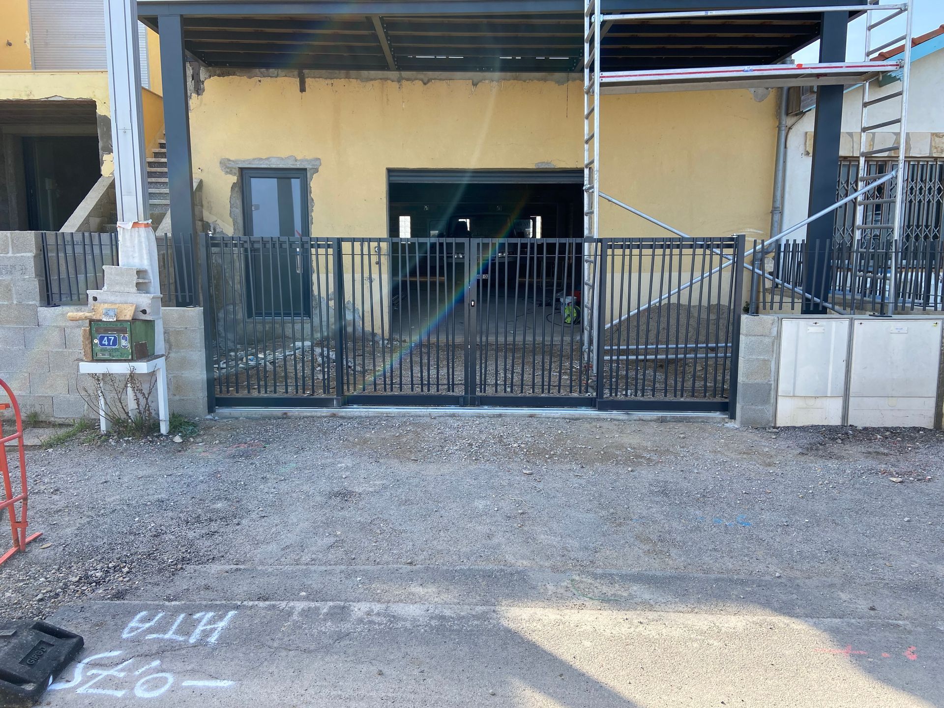 Portail en métal noir