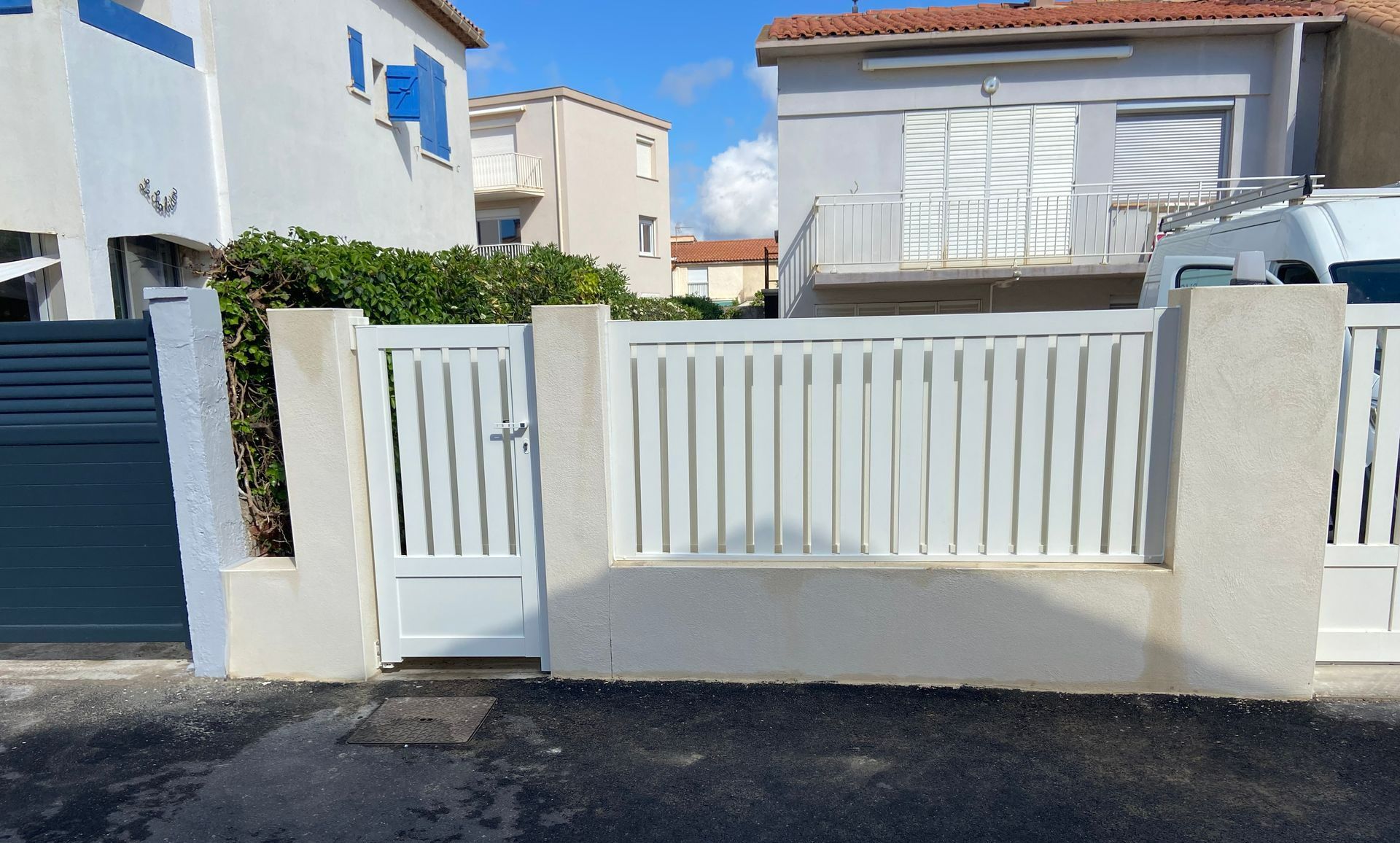 Portail blanc et portillon blanc