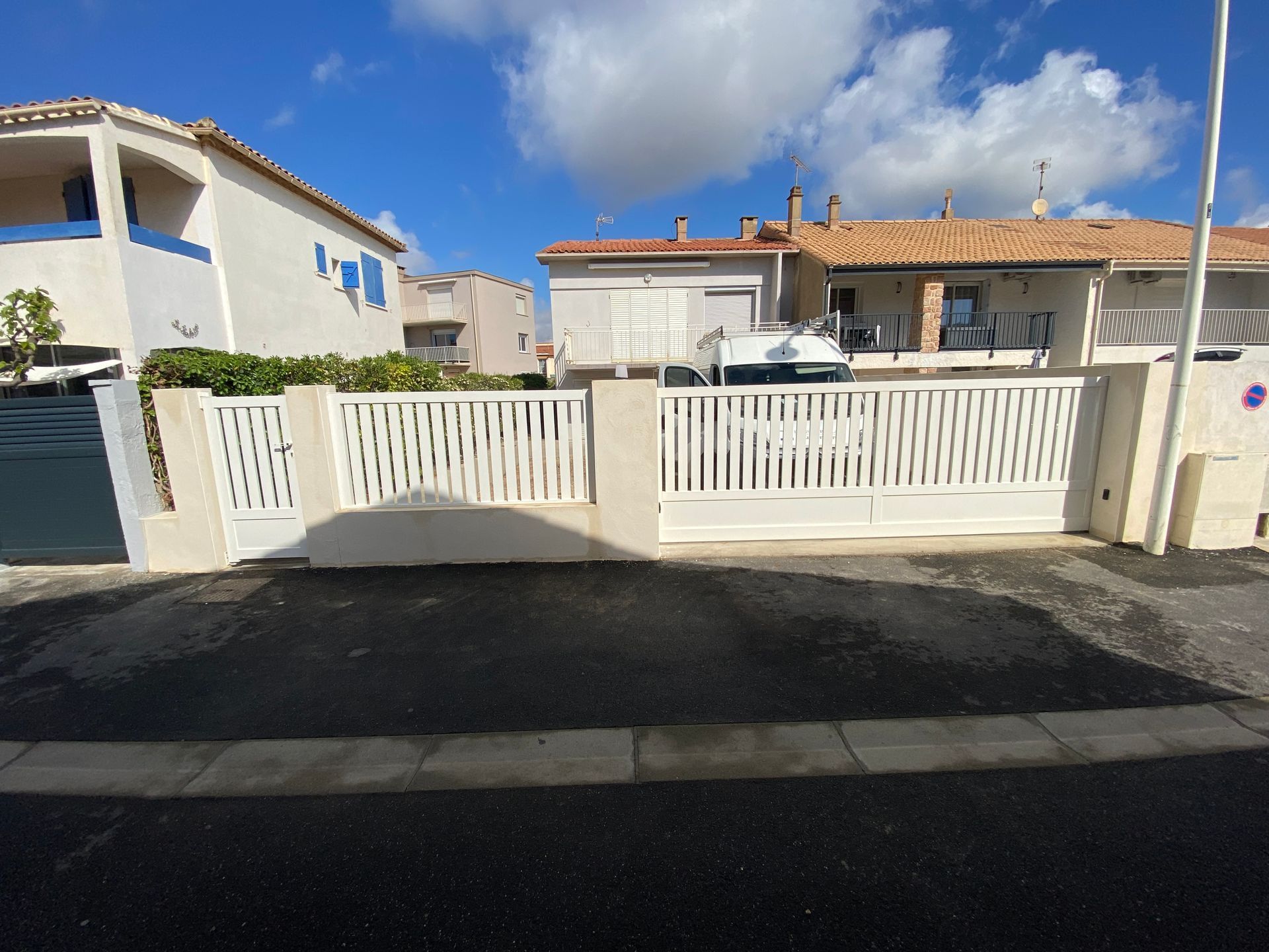 Portail et portillon blancs