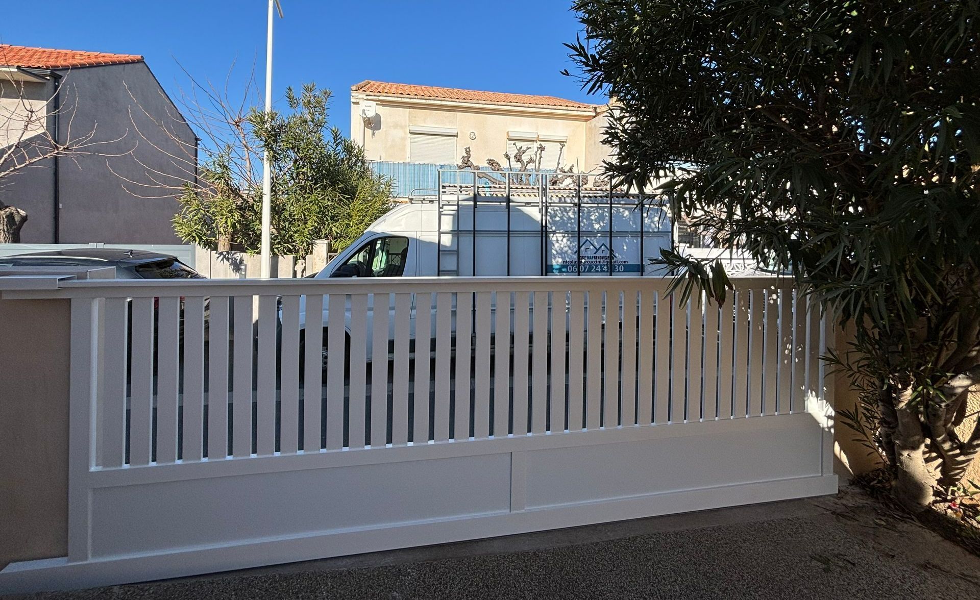 Portail blanc de maison