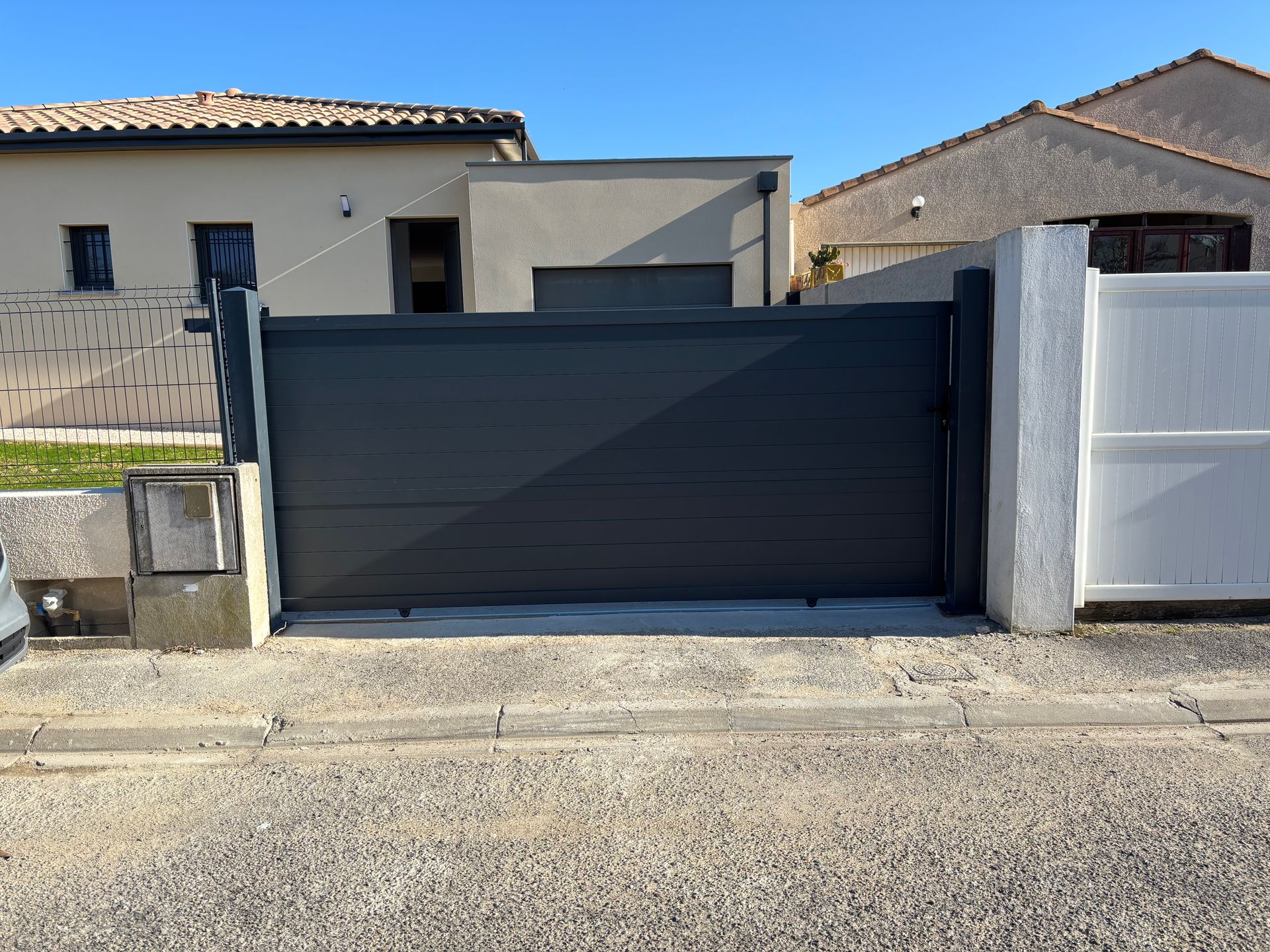 Portail coulissant noir