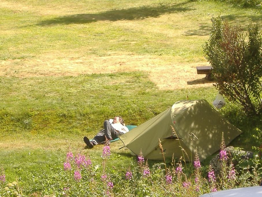 une petite tente, à l'heure de la sieste