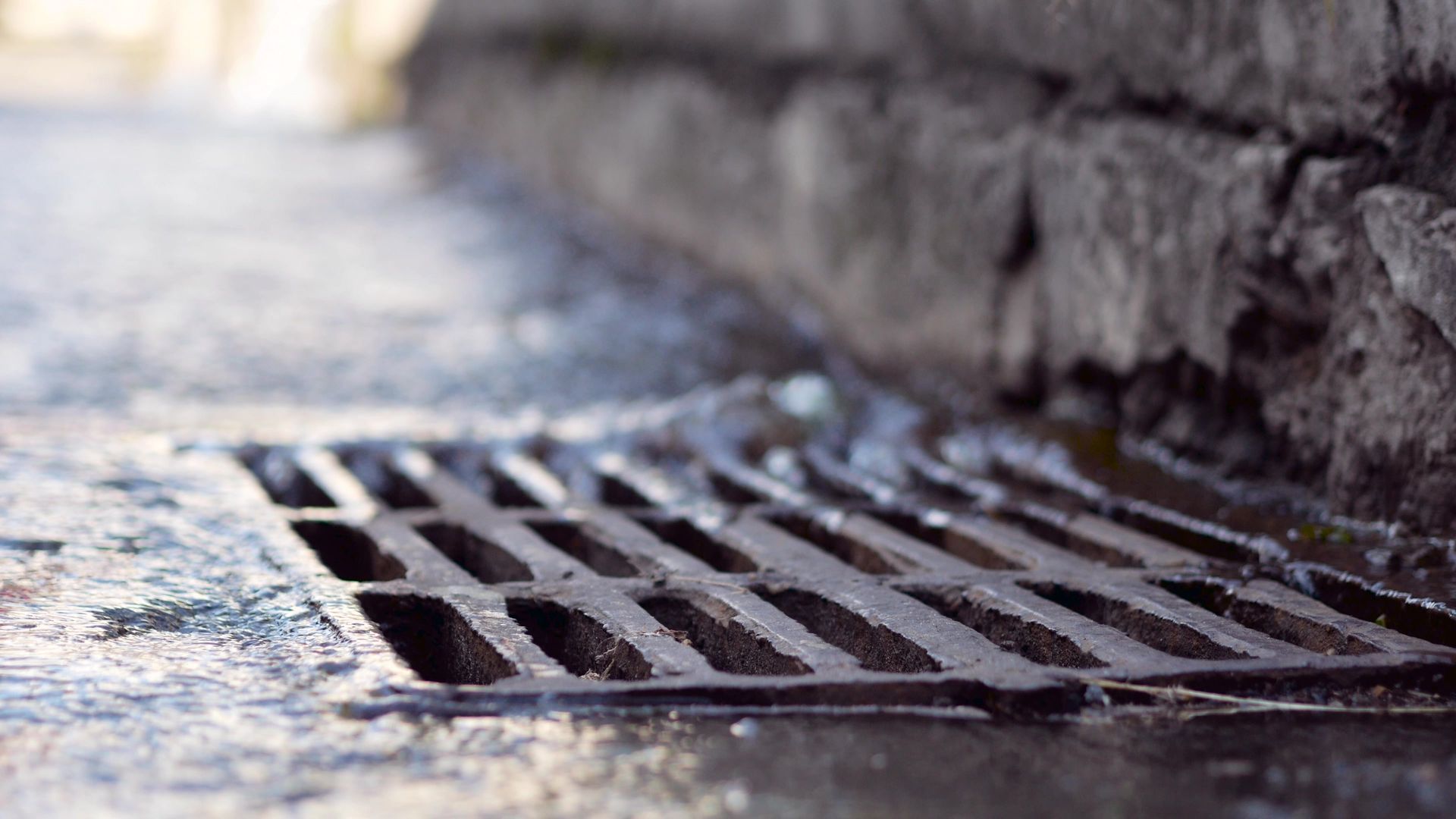 Bouche d'égout dans une rue publique