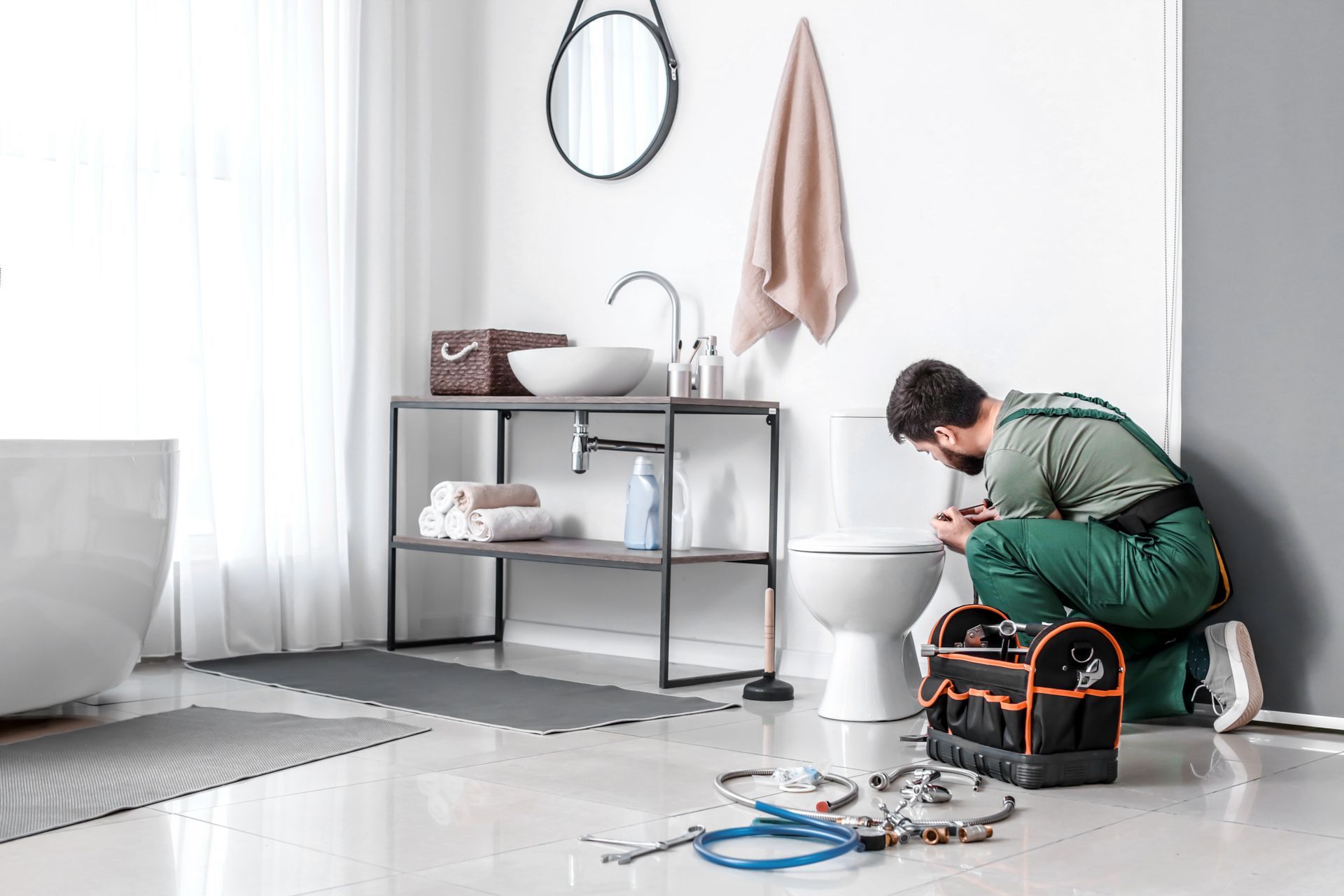 Plombier installant un W.-C classique