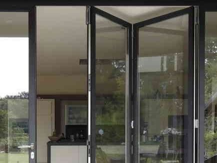 Schwarze Klapptür mit Glaseinsatz.