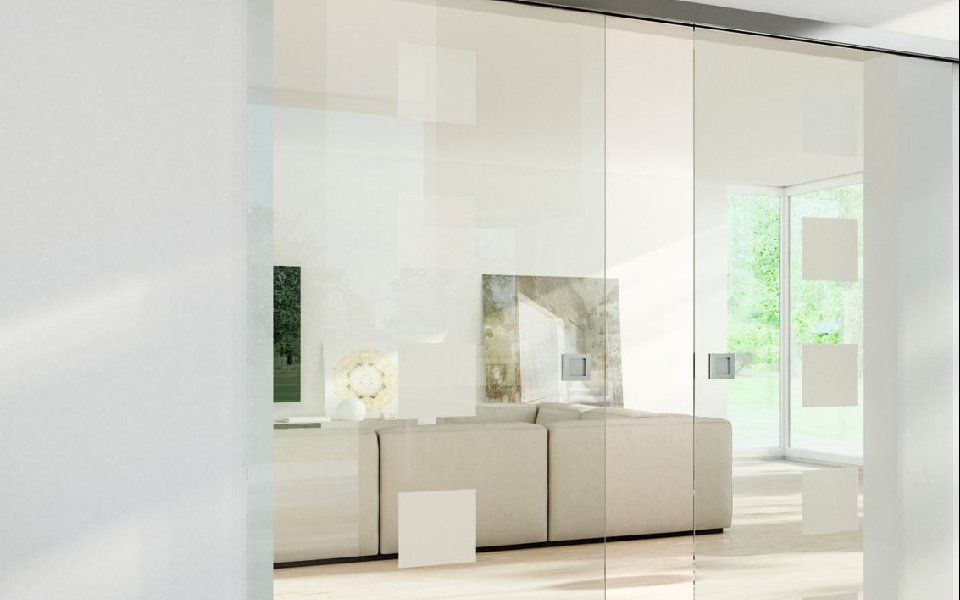 Frau steht im Eingangsbereich