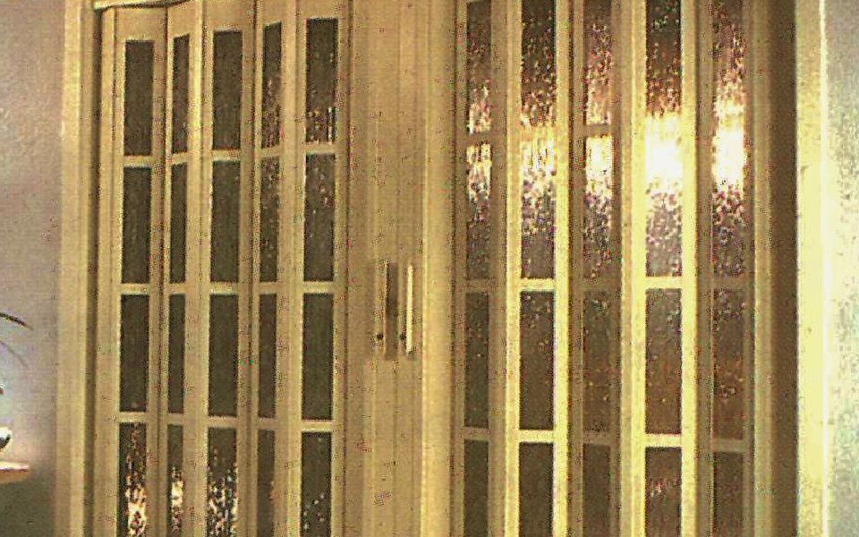 Tor vor einer Einfahrt