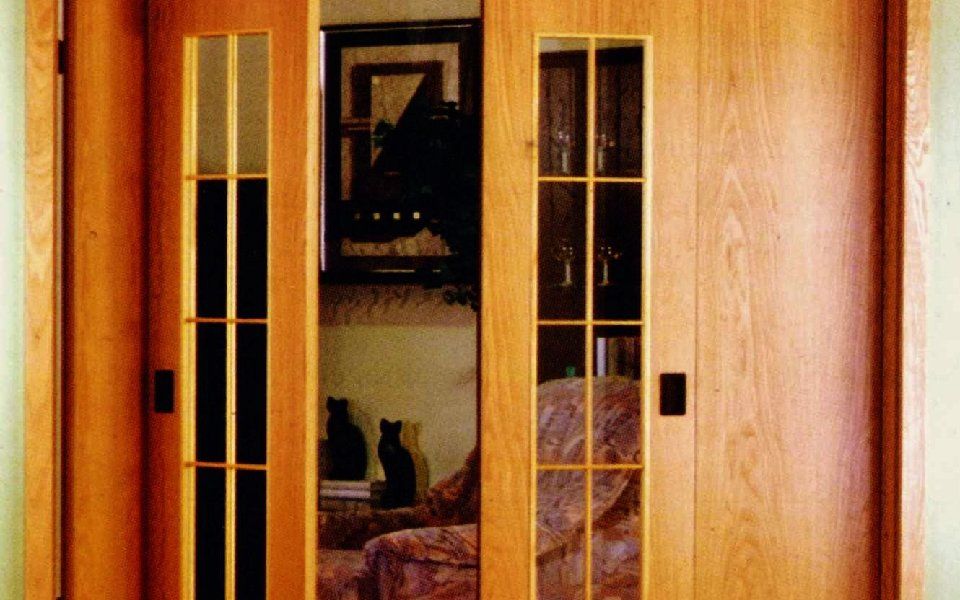 Auto steht vor einer großen Garage