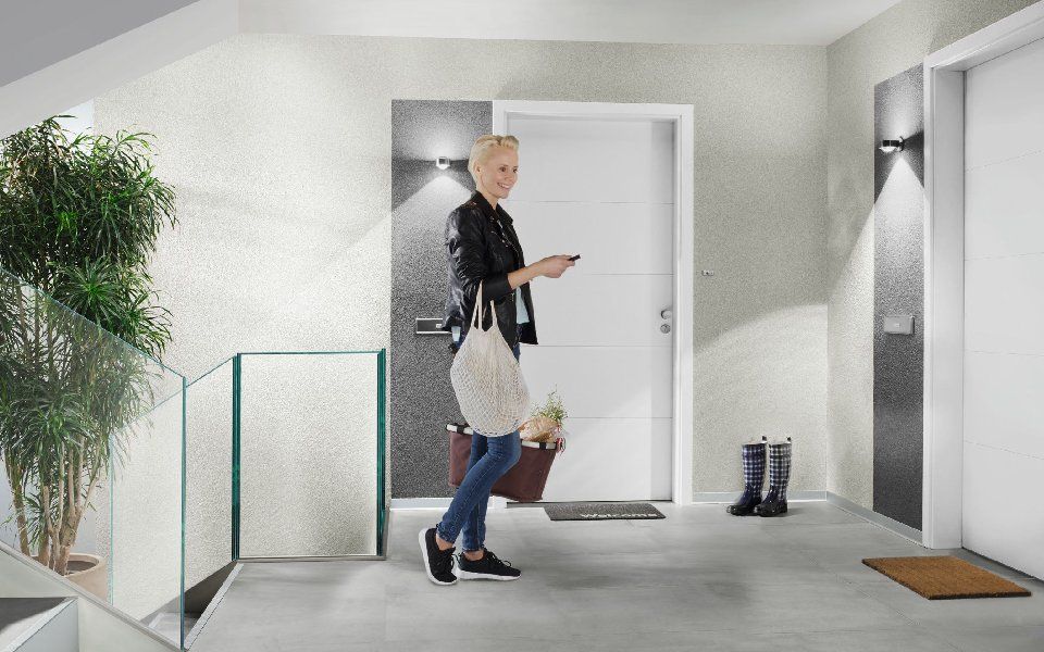 Weiße Sicherheitstür als Haustür