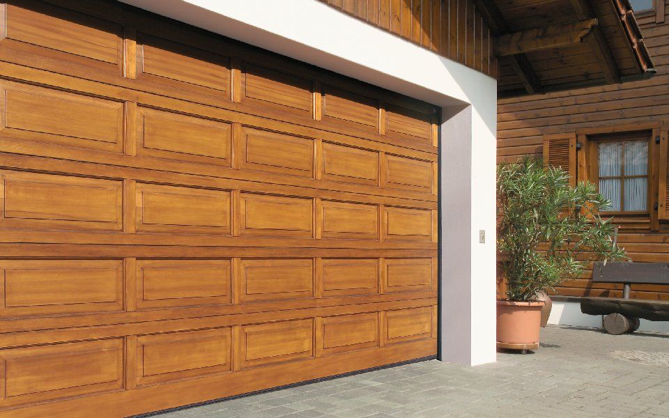 Falttor aus Holz als Garagentor