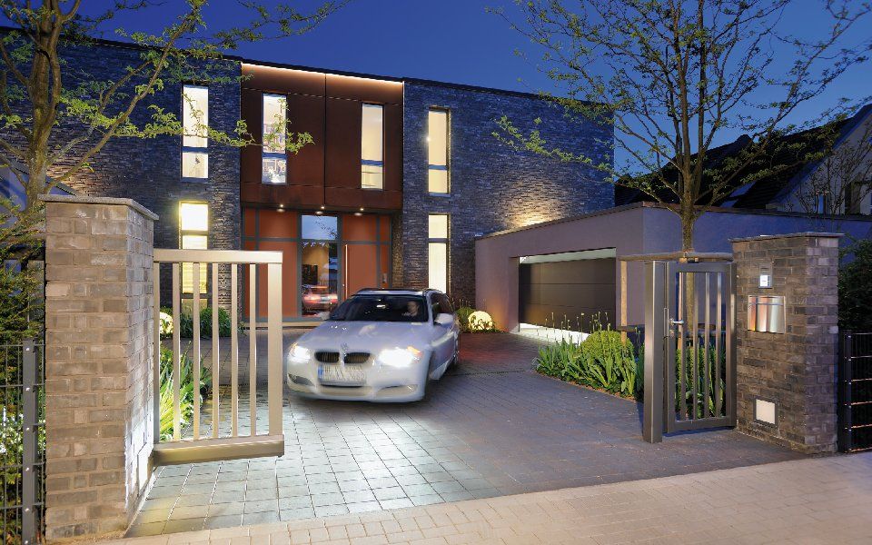 Einfahrtstor aus Metall