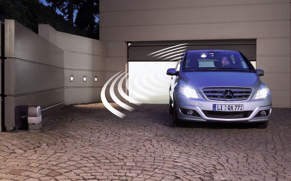 Automatisch öffnendes und schließendes Garagentor