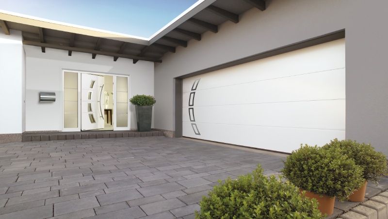Weißes Garagentor für eine Doppelgarage