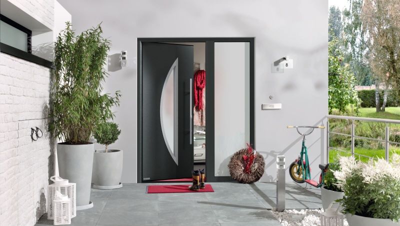 Moderne Hausfront mit edler schwarzen Haustür