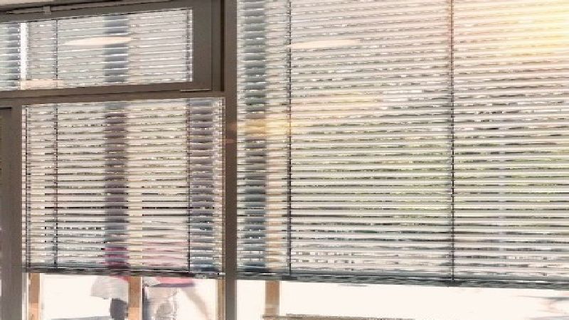 Große Jalousien in Schwarz