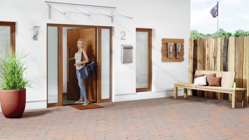 Frau in der Haustür