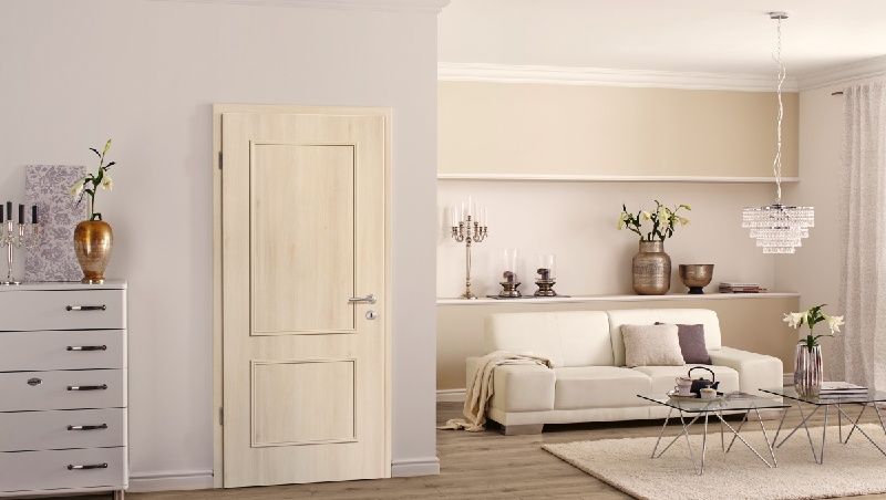 cremefarbige Holtür im Wohnzimmer