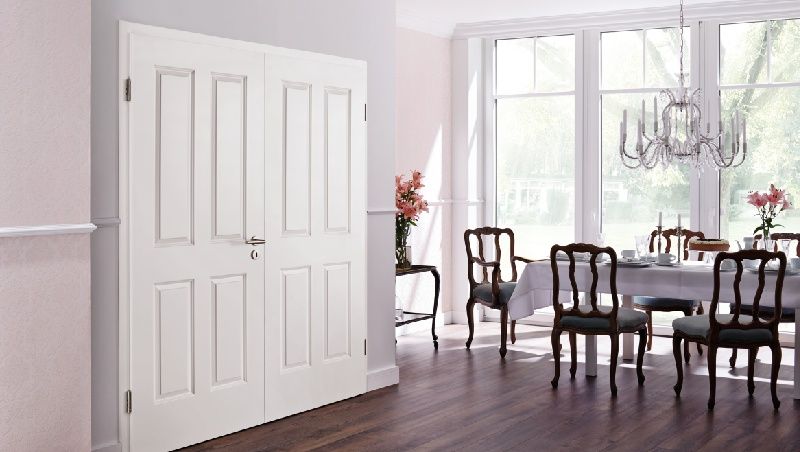 weiße Doppeltür im Essbereich