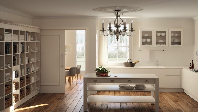 geräumige Küche mit einem großen Regal