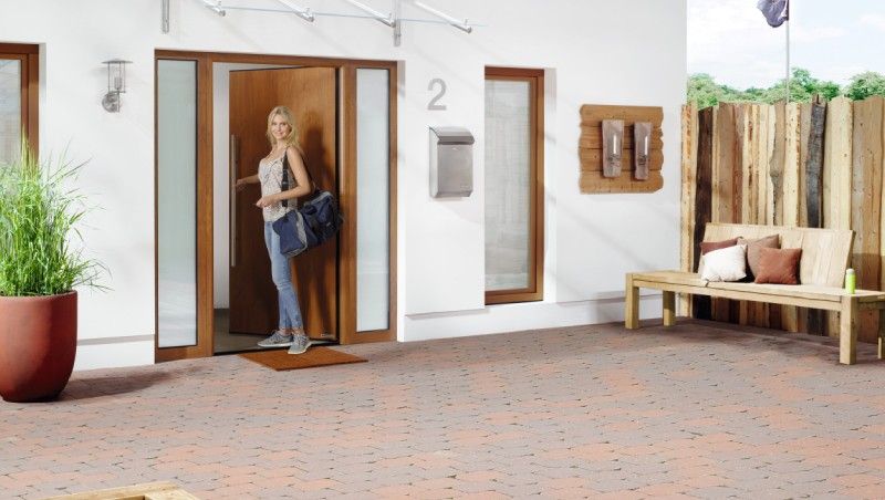 Frau steht im Eingangsbereich