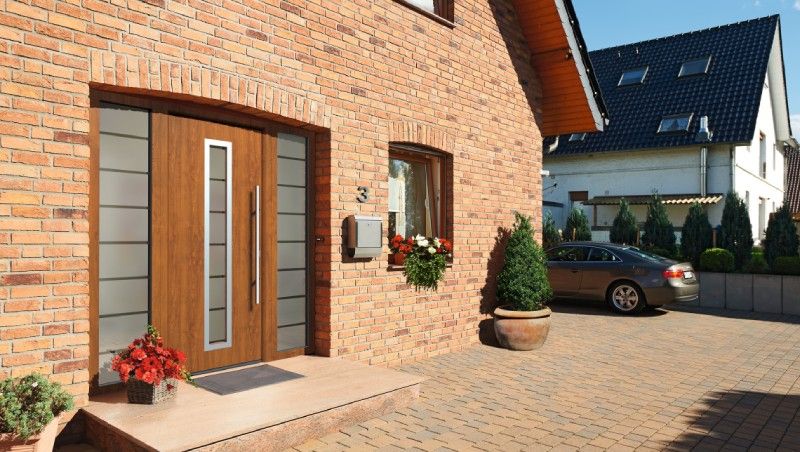 Haustür mit Holz und Glas