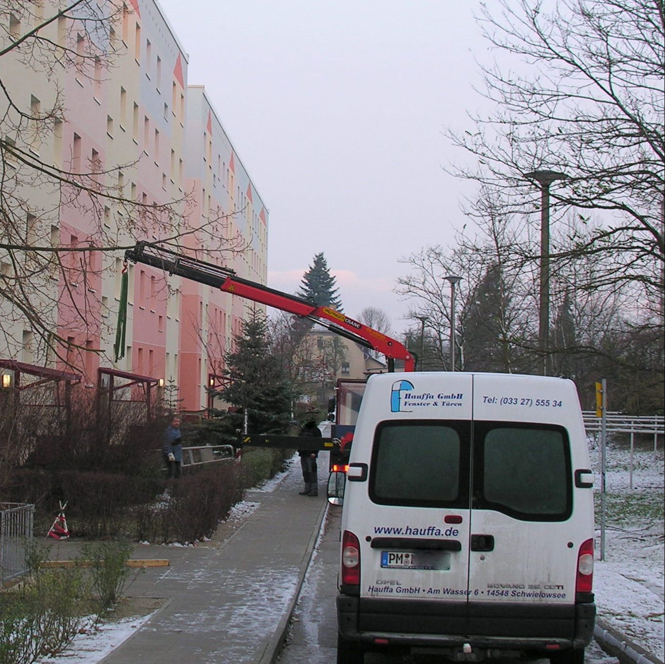 Eine Hebebühne für die Fenstermontage