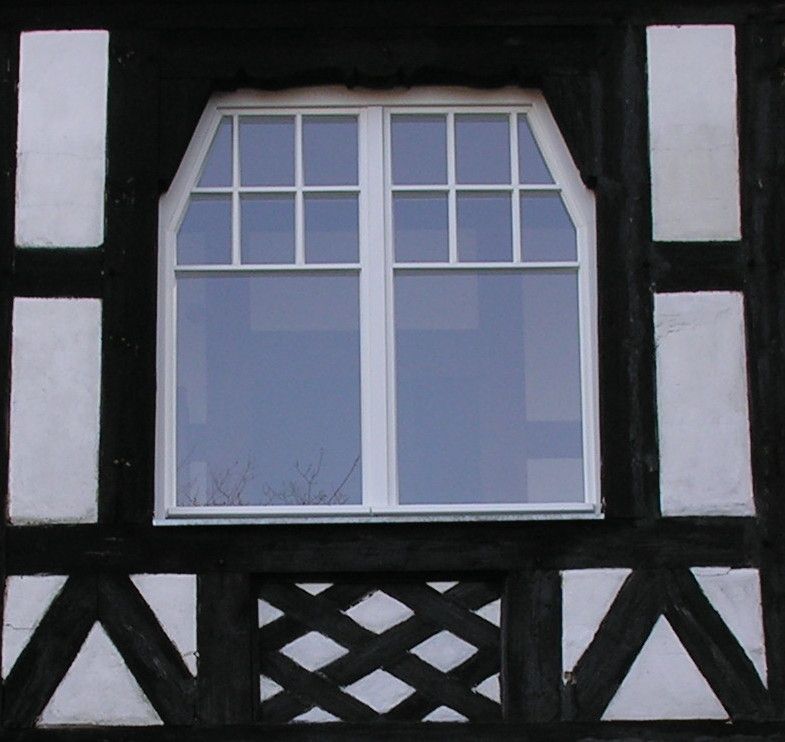 Fachwerkhaus mit individuell angefertigtem neuen Fenster