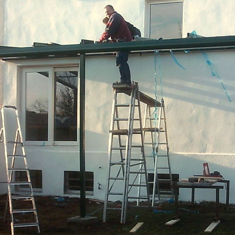 Während der Montage eines Vordaches.