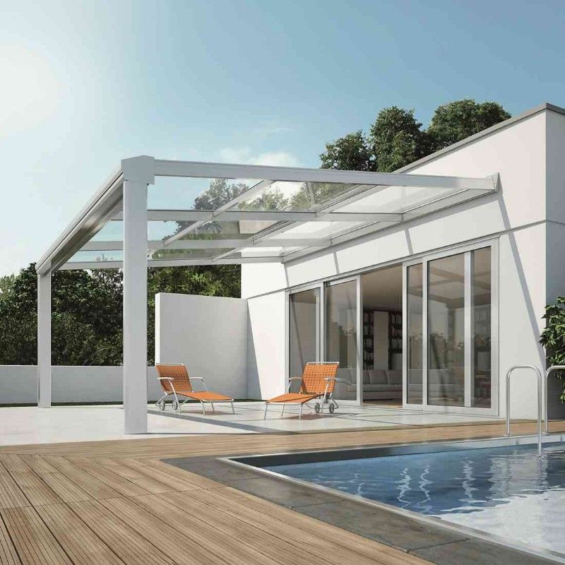 großer Pool neben einer Terrasse