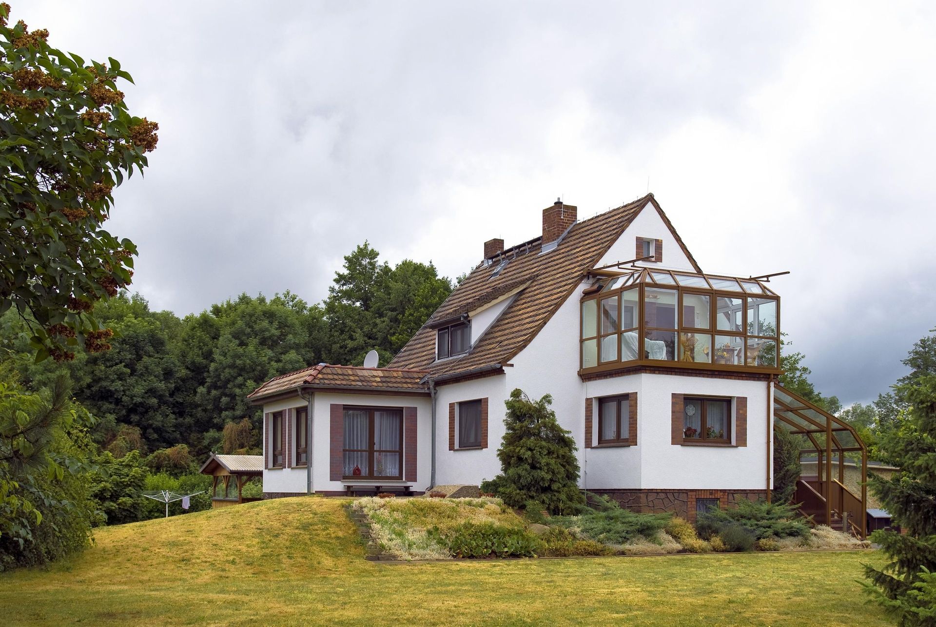 Wintergarten aus Kunststoff in Holzoptik und Glas