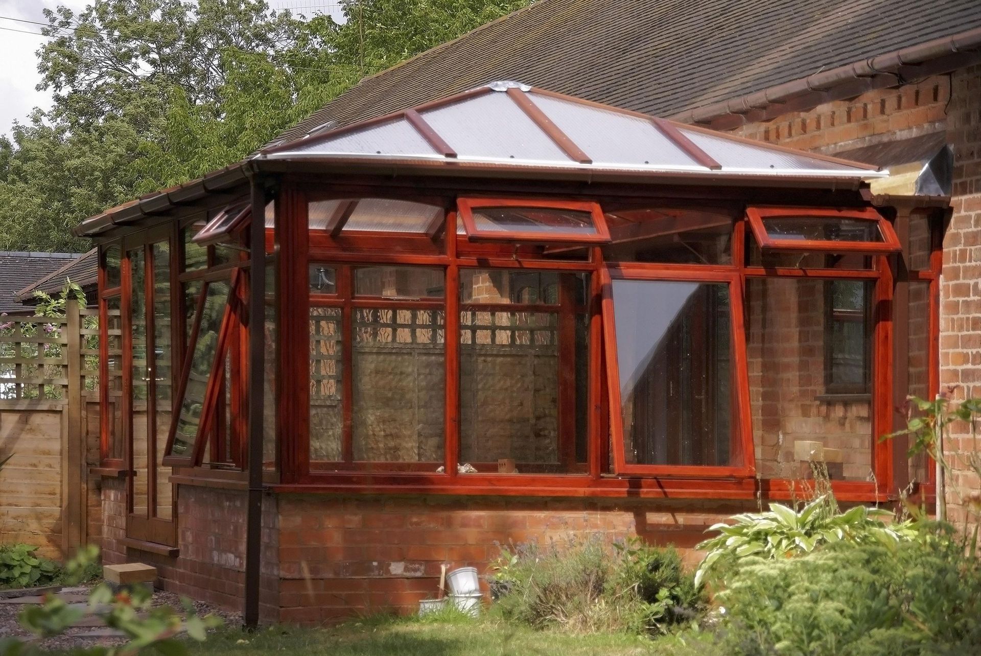 Wintergarten aus Holz mit Glasfront