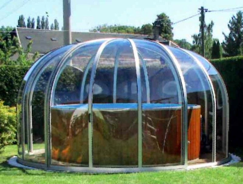 rundes Glasdach über Sitzgelegenheiten