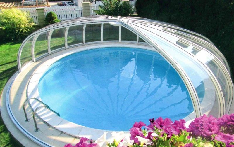 rundes Dach über einem Pool