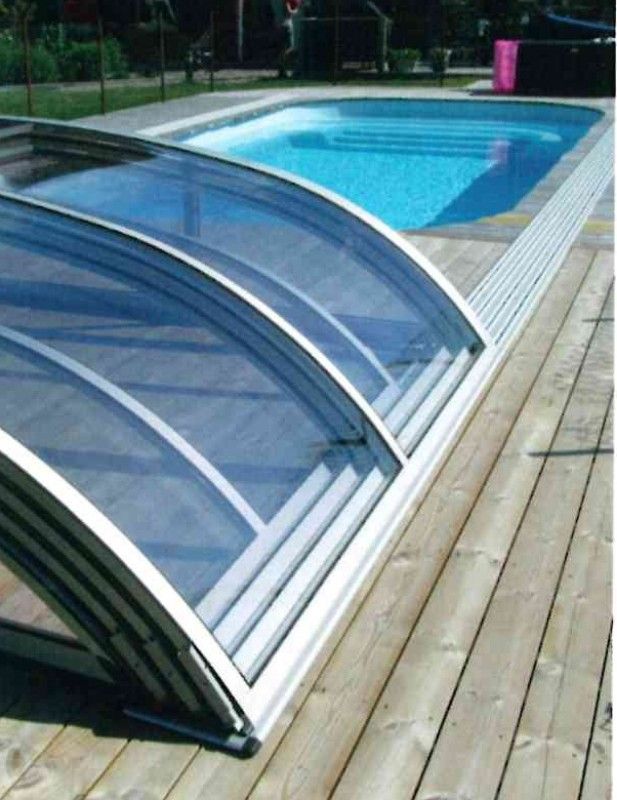 halbüberdachter Pool