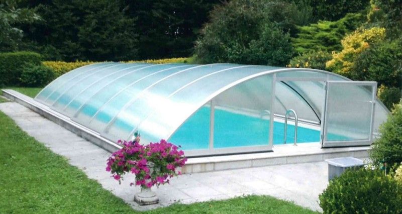 Pool mit durchsichtiger Überdachung